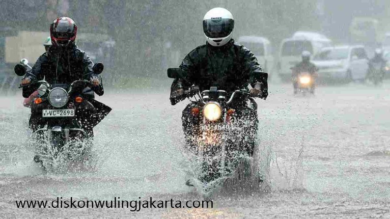 Touring Motor di Musim Hujan